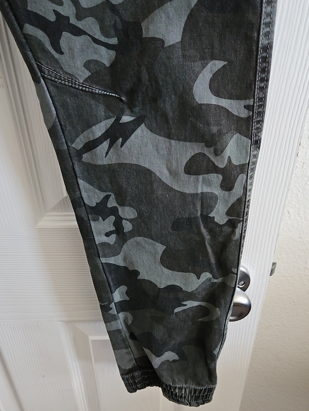 Men's Camo Cargo Pants - Green - Picture 9 of 11